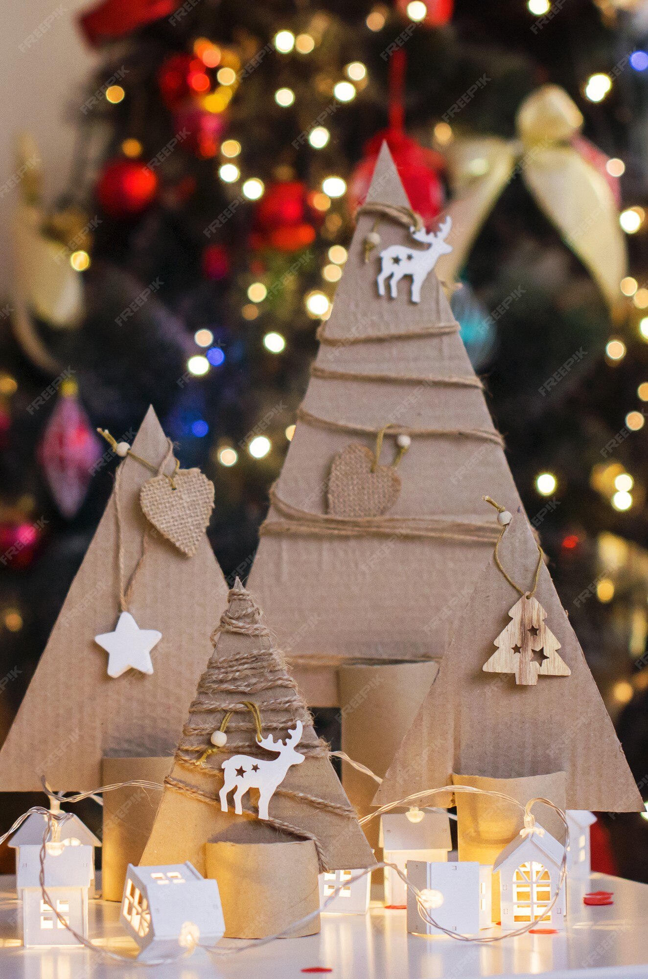 Papelão para árvore de natal feito à mão, decorações e preparações de natal para crianças, criatividade e artesanato | Foto Premium Papelão para árvore de natal feito à mão, decorações e preparações de natal para crianças, criatividade e artesanato | Foto Premium