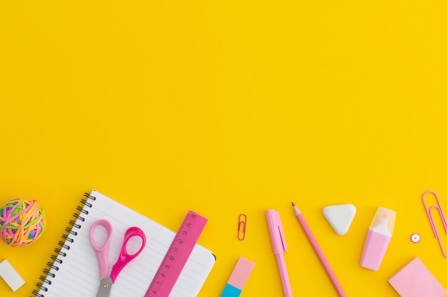 Papelaria escolar em um fundo amarelo Conceito de volta à escola