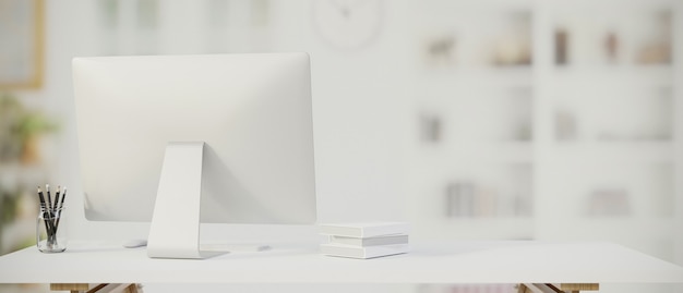 Papelaria para computador e espaço de cópia na mesa com fundo desfocado de home office