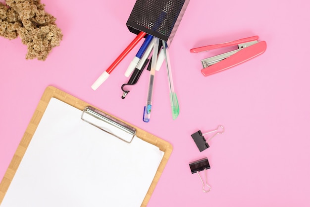 Foto papelaria para estudo isolado em fundo rosa