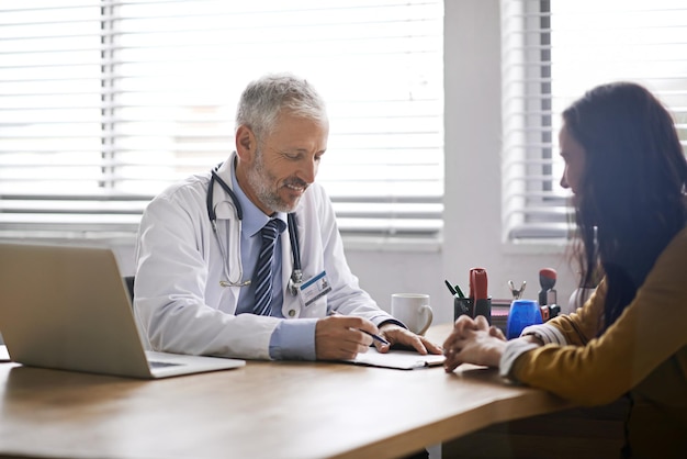 Papeleo médico y hablar con una paciente en el hospital para una consulta o seguro médico