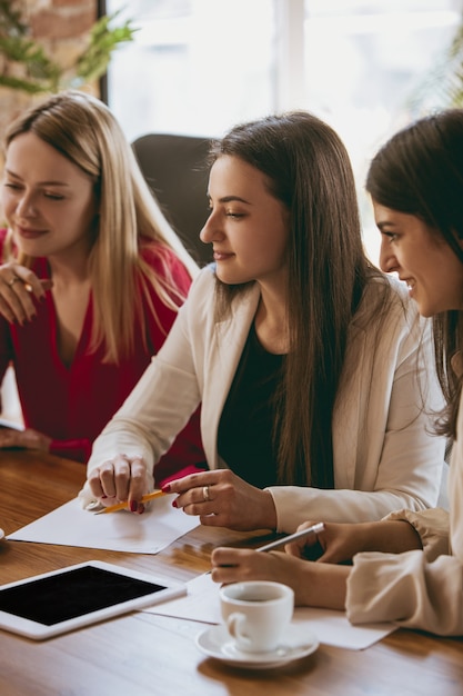 Papeleo. Mujer de negocios joven en la oficina moderna con equipo. Reunión creativa, entrega de tareas. Mujeres en el trabajo de recepción. Concepto de finanzas, negocios, poder femenino, inclusión, diversidad, feminismo.