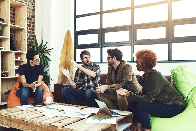 Papeleo de oficina y gente de negocios en el sofá para la planificación de la discusión y la retroalimentación para el progreso de la comercialización Empleados de la agencia creativa y colaboración en la reunión Trabajo en equipo y cooperación para el objetivo