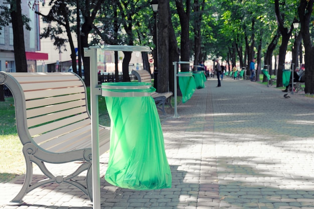 Papelera con bolsa de plástico entre el callejón de la ciudad