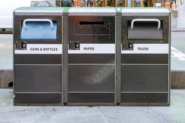 Papelera en la calle de la ciudad de Nueva York papeleras con tazas de café sobre el reciclaje de basura