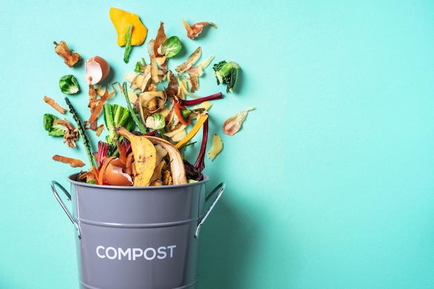 Foto papelera para compostaje con restos de cocina sobre fondo azul vista superior concepto de escarpas de reciclaje estilo de vida sostenible y sin desperdicio