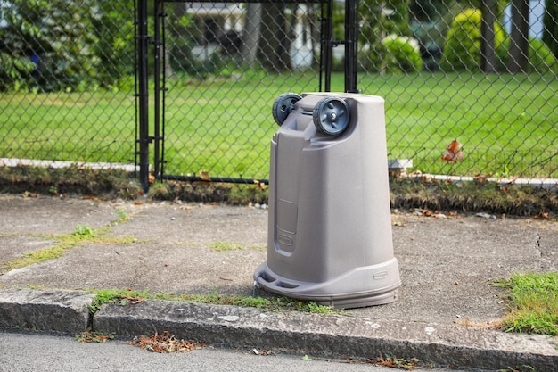 Papelera y contenedor de basura al aire libre en la calle que simboliza el reciclaje y la protección del medio ambiente