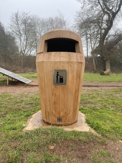 Papelera de madera en el parque al aire libre