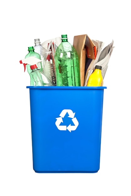 Una papelera de reciclaje con botellas de plástico, papel, cartón y otros artículos de plástico aislados en blanco