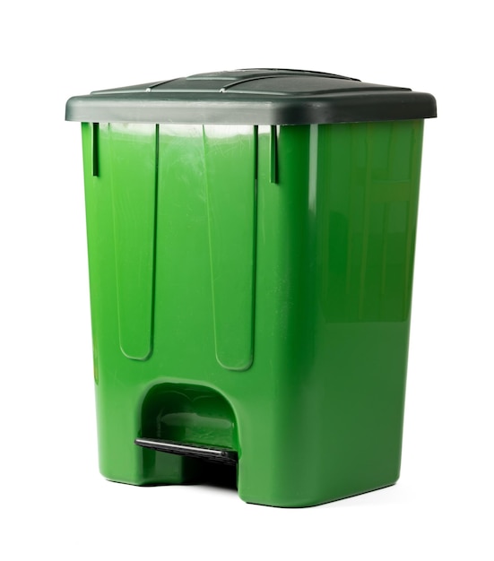 Papelera de reciclaje verde aislado sobre fondo blanco.