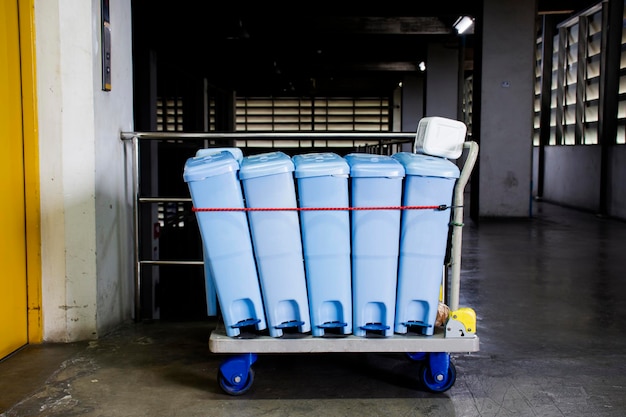 Papelera para toallas sanitarias en servicio de carro