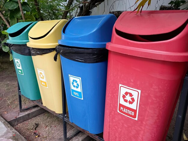 Papeleras de colores para la recogida selectiva de basura