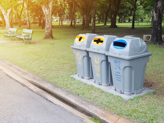 Papeleras de reciclaje en el parque.