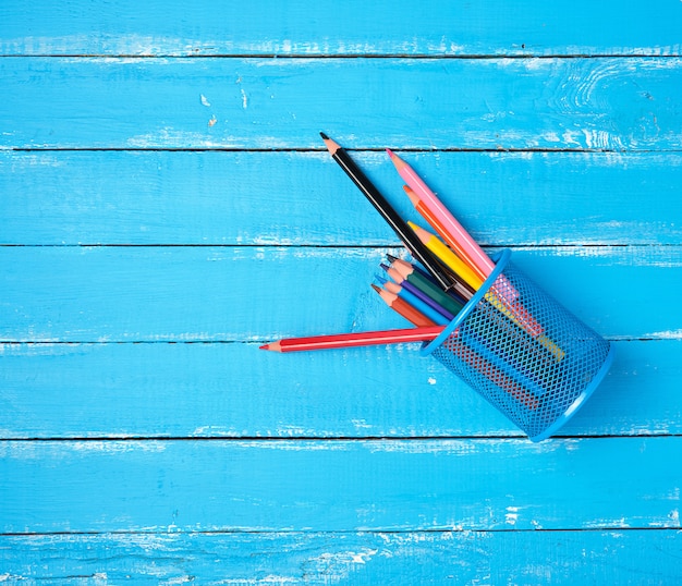 Papelería azul con lápices de madera multicolores