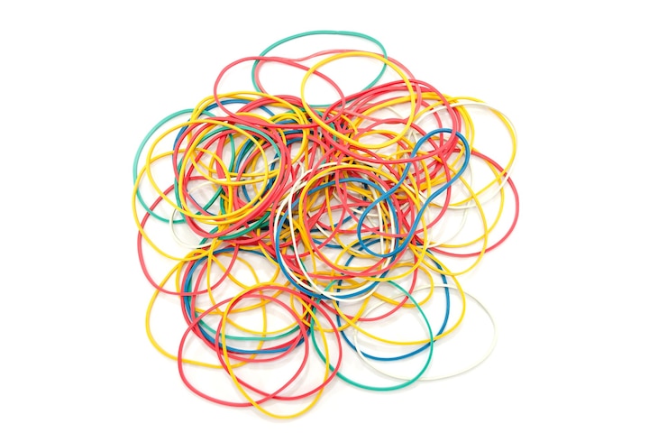 Foto papelería bandas de goma multicolores sobre blanco