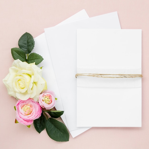 Papelería de boda linda con rosas