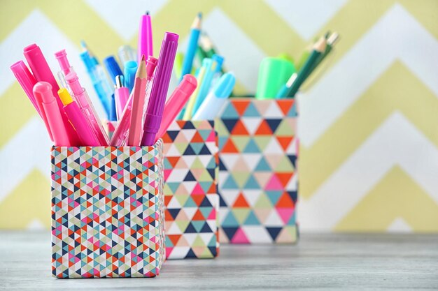 Papelería en caja sobre fondo de color