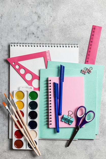 Papelería Didderent School sobre fondo gris Concepto de regreso a la escuela