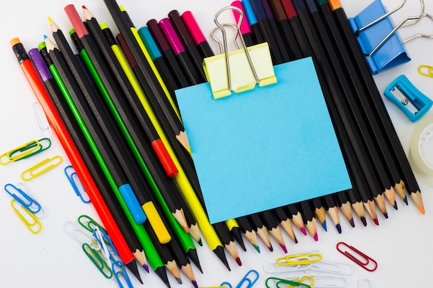 Papelería escolar aislado en blanco