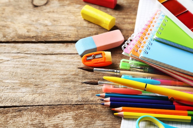 Papelería escolar brillante en la mesa de madera vieja