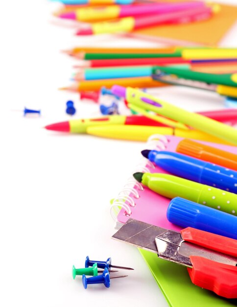 Foto papelería escolar colorido aislado en blanco