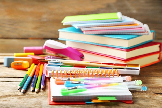 Papelería de la escuela brillante en una vieja mesa de madera