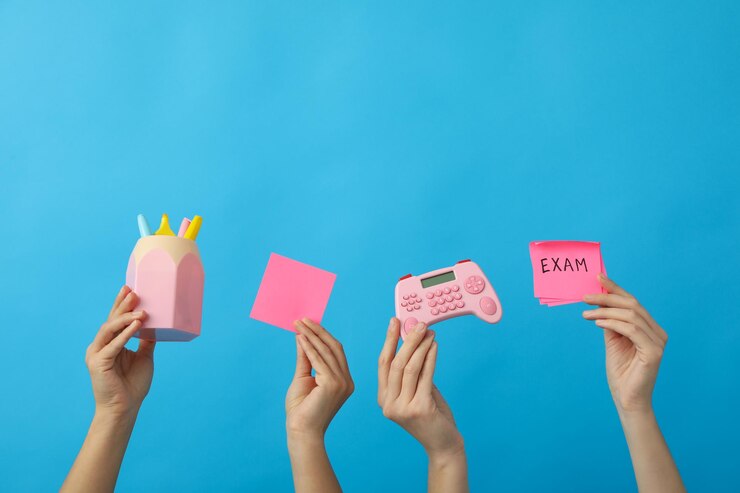 Foto papelería y expediente de examen en las manos sobre un fondo azul