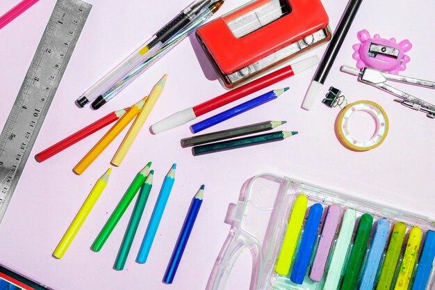 Papelería en la mesa en preparación para el regreso a clases