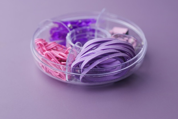 Papelería de oficina de color púrpura en una caja de plástico