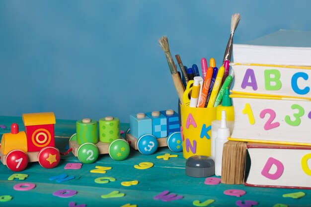 Papelería de regreso a la escuela está sobre la mesa.Fondo de color azul cielo