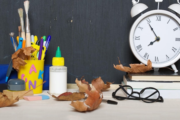 Papelería de regreso a la escuela está sobre la mesa. Fondo de pizarra