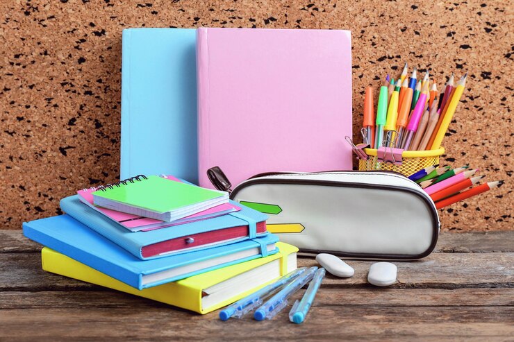 Foto papelería sobre fondo de escritorio de corcho