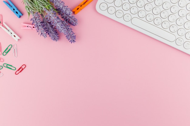 Foto papelería de teclado de lavanda artificial sobre fondo rosa