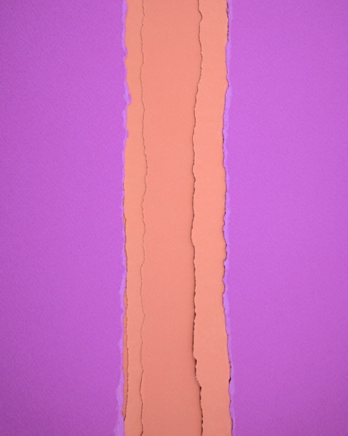 Papeles de color púrpura de Hopbush con papeles rasgados amarillos quemados textura de fondo abstracto.