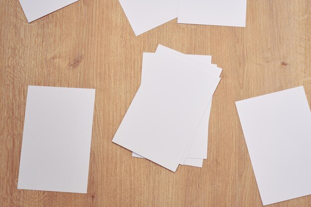 Foto papeles de notas blancas sobre una mesa de madera.