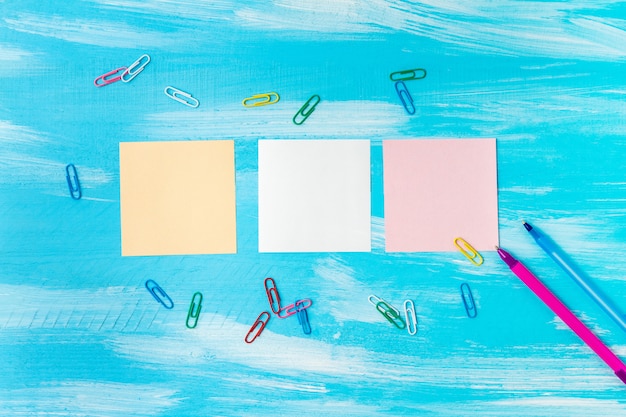 papeles de notas coloridas con bolígrafo, lápiz, clips de papel