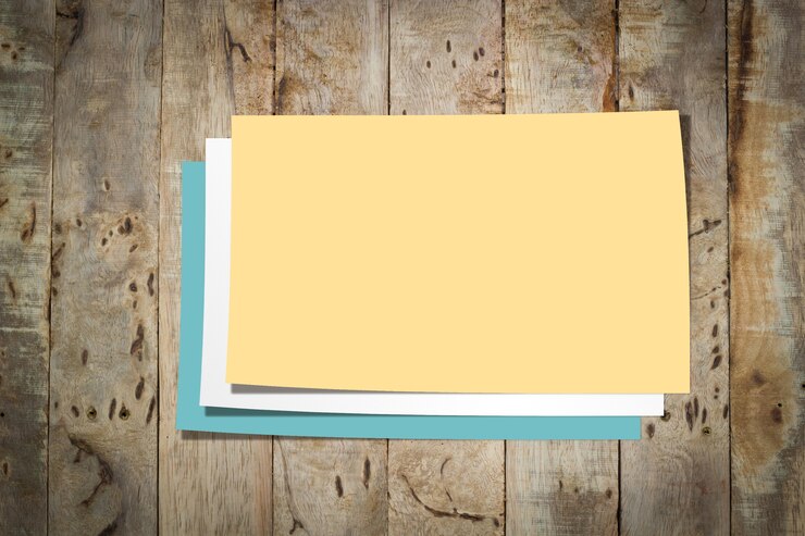 Foto papeles vacíos en el fondo de textura de madera.