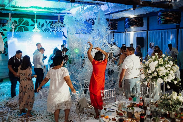 Paper show com fitas de papel no salão de banquetes, emoções brilhantes