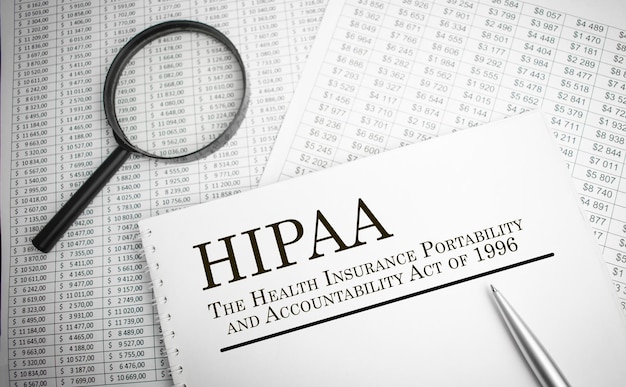 Paper with HIPAA The Health Insurance Portability and Accountability Act de 1996 em uma mesa
