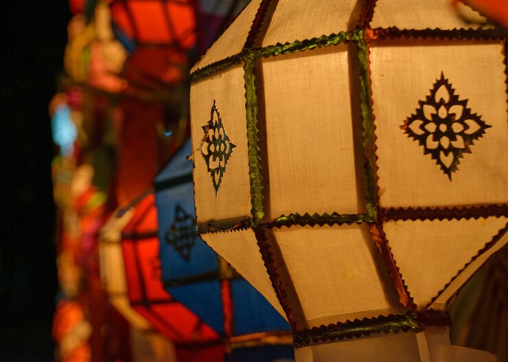 Paperlanterns en el templo en la noche para la ceremonia