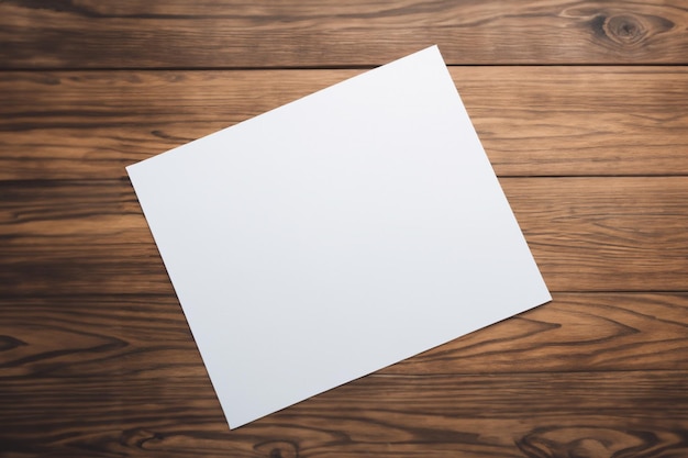 Papier auf Holztisch mit natürlichem Gefühl für Mockup