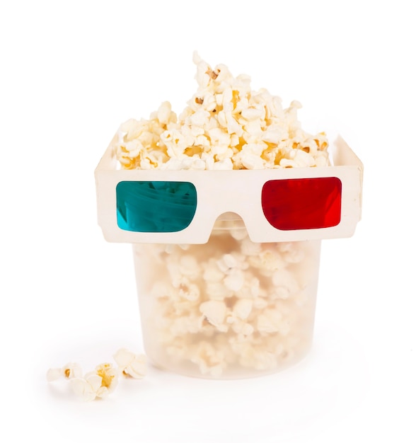 Papier gestreifter Eimer mit Popcorn und 3D-Gläsern lokalisiert auf weißem Hintergrund mit Beschneidungspfad.