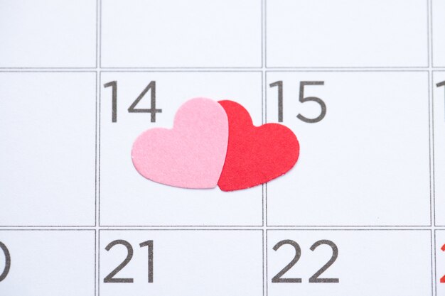 Foto papier herz am 14. februar im kalender, konzept für den valentinstag und selektiven fokus