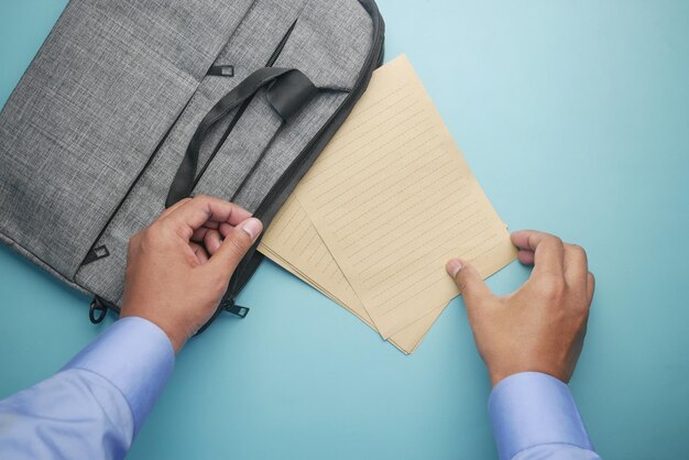 Papier in eine Tüte auf den Tisch legen