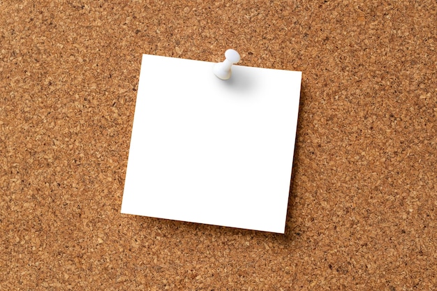 Papier-png-Mockup-Notiz, die auf Korktafel befestigt ist