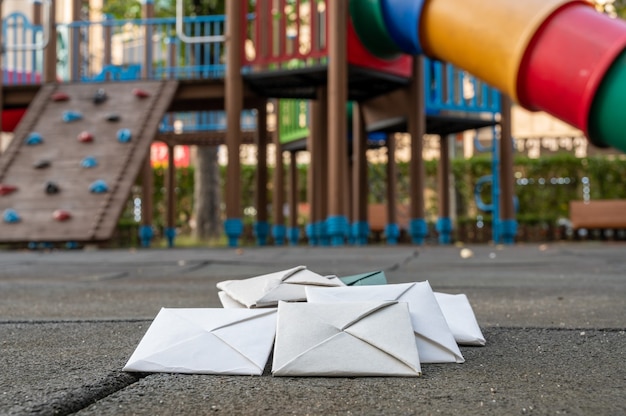 Papier-Ttakjis auf dem Boden des Spielplatzes.