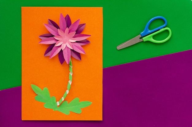 Papierblumenhandwerk von Kind und Schere flach gelegt