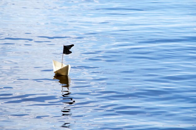 Papierboot auf dem Wasser