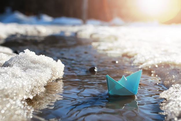 Papierboot im Poolwinter