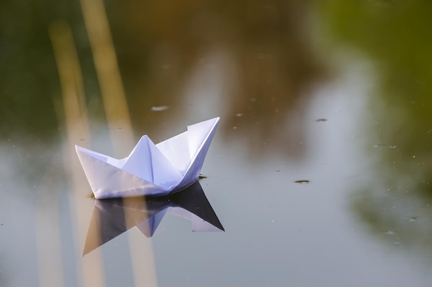 Papierboot im See